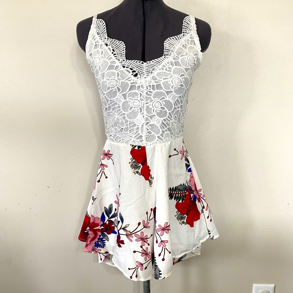 NWOT SHEIN WOMEN’S CROCHET V NECK BACKLESS FLORAL ROMPER